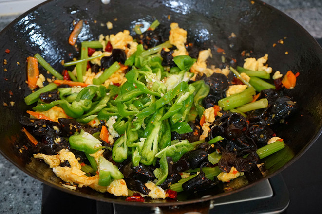 芹菜木耳炒雞蛋的做法-家常味炒菜譜-易網健康養生網 芹菜木耳炒雞蛋的做法-家常味炒菜譜