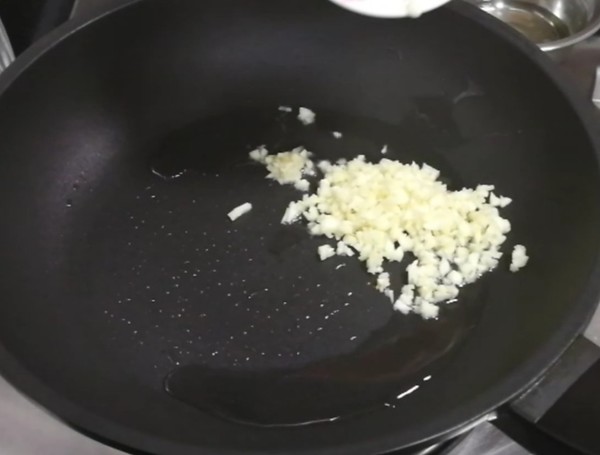 紅酒蝦的做法-其它口味炒菜譜-易網(wǎng)<a href=http://www.jsjjzhkt.cn/ target=_blank class=infotextkey>健康養(yǎng)生</a>網(wǎng) 紅酒蝦的做法-其它口味炒菜譜