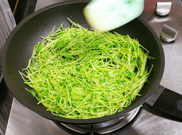 翡翠豆苗炒雞蛋的做法-家常味炒菜譜-易網健康養生網 翡翠豆苗炒雞蛋的做法-家常味炒菜譜