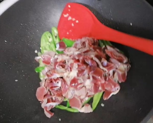 青辣椒炒雞腎的做法-家常味炒菜譜-易網健康養生網 青辣椒炒雞腎的做法-家常味炒菜譜