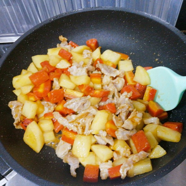 水果胡蘿卜土豆炒肉的做法-家常味炒菜譜