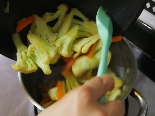 西紅柿燜菜花的做法-家常味燜菜譜