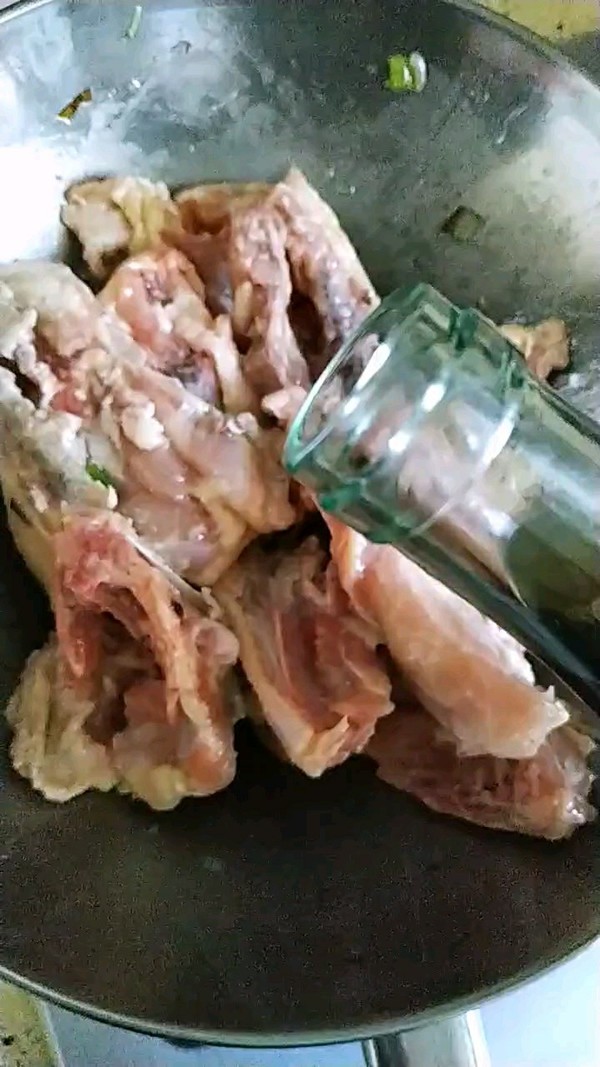 紅燒雞骨架的做法-咸鮮味煮菜譜-易網<a href=http://www.jsjjzhkt.cn/ target=_blank class=infotextkey>健康養生</a>網 紅燒雞骨架的做法-咸鮮味煮菜譜