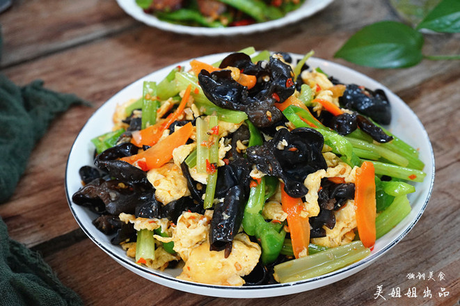 芹菜木耳炒雞蛋的做法-家常味炒菜譜-易網健康養生網 芹菜木耳炒雞蛋的做法-家常味炒菜譜