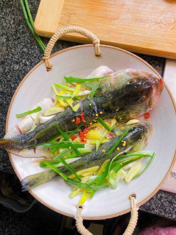 豉油蒸鱸魚的做法-醬香味蒸菜譜-易網健康養生網 豉油蒸鱸魚的做法-醬香味蒸菜譜