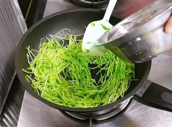 翡翠豆苗炒雞蛋的做法-家常味炒菜譜-易網健康養生網 翡翠豆苗炒雞蛋的做法-家常味炒菜譜