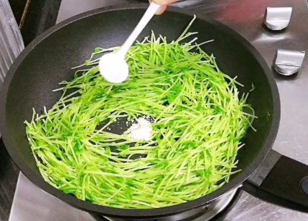 翡翠豆苗炒雞蛋的做法-家常味炒菜譜-易網健康養生網 翡翠豆苗炒雞蛋的做法-家常味炒菜譜