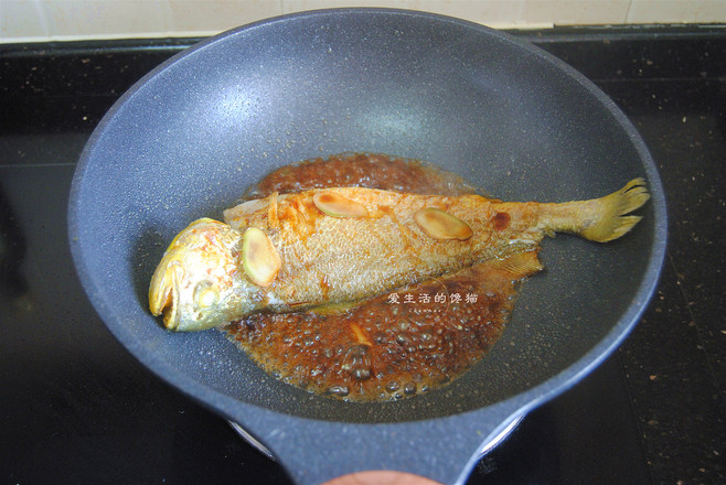 山黃皮燜黃花魚的做法-家常味燜菜譜-易網(wǎng)健康養(yǎng)生網(wǎng) 山黃皮燜黃花魚的做法-家常味燜菜譜