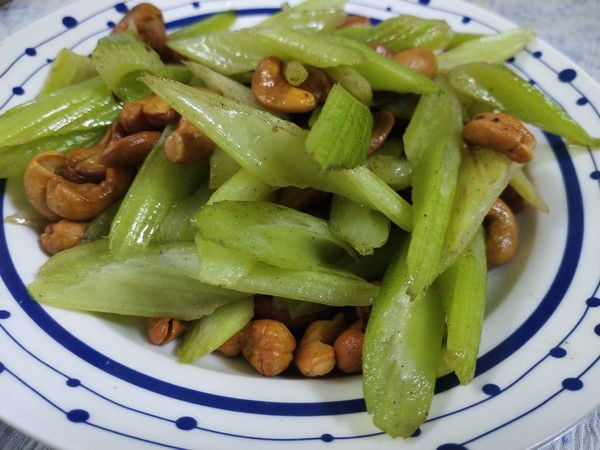 西芹腰果的做法-咸鮮味炒菜譜-易網(wǎng)健康養(yǎng)生網(wǎng) 西芹腰果的做法-咸鮮味炒菜譜