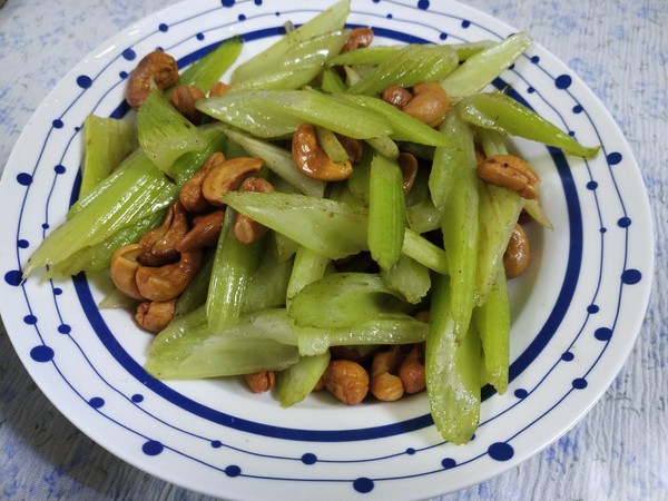 西芹腰果的做法-咸鮮味炒菜譜-易網(wǎng)健康養(yǎng)生網(wǎng) 西芹腰果的做法-咸鮮味炒菜譜