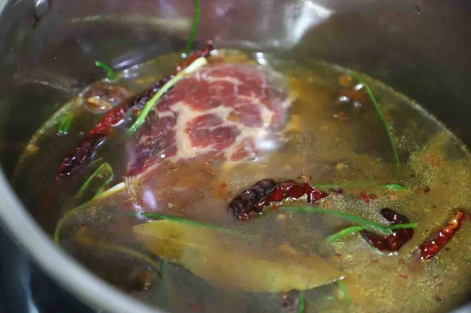 家庭秘?方：香辣鹵牛肉，口口生香，越嚼越香的做法-五香味燉菜譜