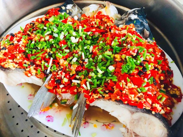 拿的出手的宴客菜,剁椒魚頭,超下飯零失敗的做法-咸鮮味蒸菜譜-易網(wǎng)健康養(yǎng)生網(wǎng) 拿的出手的宴客菜,剁椒魚頭,超下飯零失敗的做法-咸鮮味蒸菜譜