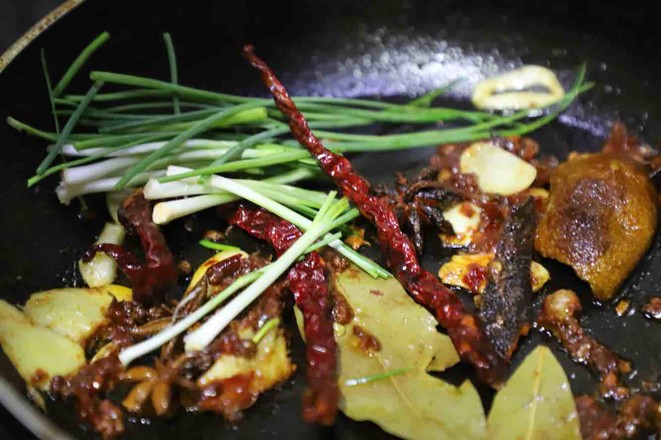 家庭秘?方：香辣鹵牛肉，口口生香，越嚼越香的做法-五香味燉菜譜