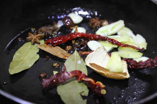 家庭秘?方：香辣鹵牛肉，口口生香，越嚼越香的做法-五香味燉菜譜