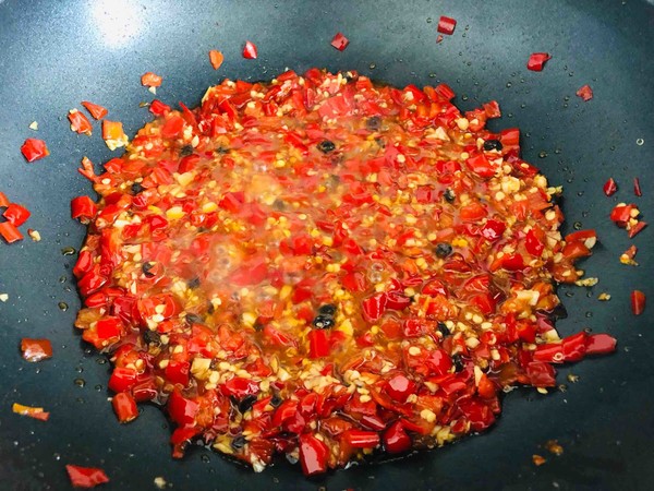 拿的出手的宴客菜,剁椒魚頭,超下飯零失敗的做法-咸鮮味蒸菜譜-易網(wǎng)健康養(yǎng)生網(wǎng) 拿的出手的宴客菜,剁椒魚頭,超下飯零失敗的做法-咸鮮味蒸菜譜