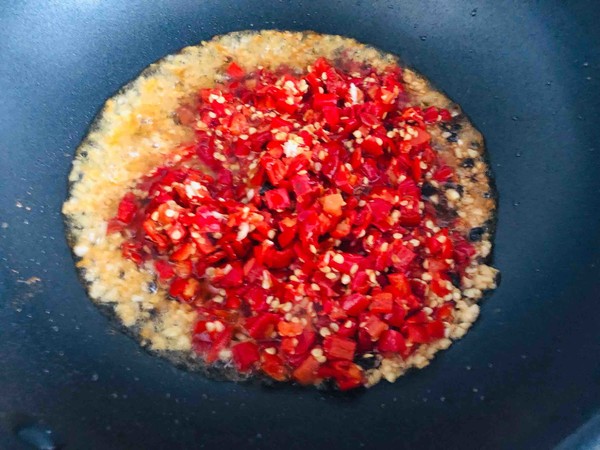 拿的出手的宴客菜,剁椒魚頭,超下飯零失敗的做法-咸鮮味蒸菜譜-易網(wǎng)健康養(yǎng)生網(wǎng) 拿的出手的宴客菜,剁椒魚頭,超下飯零失敗的做法-咸鮮味蒸菜譜