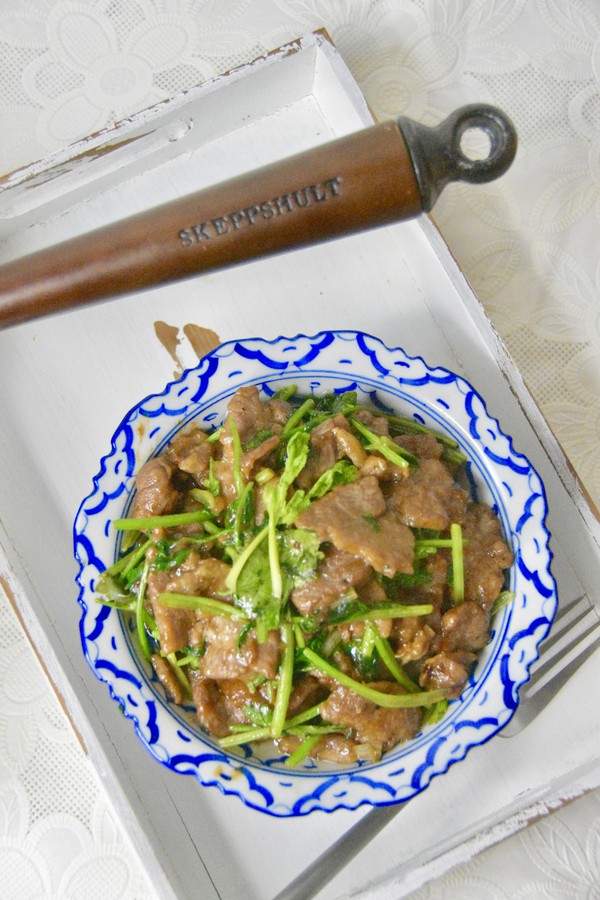 香菜嫩牛肉的做法-咸鮮味燒菜譜-易網(wǎng)健康養(yǎng)生網(wǎng) 香菜嫩牛肉的做法-咸鮮味燒菜譜
