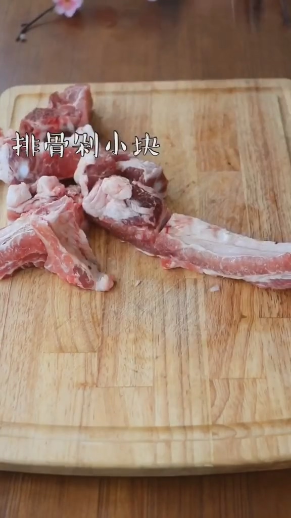 家常燉排骨的做法-咸鮮味燉菜譜-易網<a href=http://www.jsjjzhkt.cn/ target=_blank class=infotextkey>健康養生</a>網 家常燉排骨的做法-咸鮮味燉菜譜