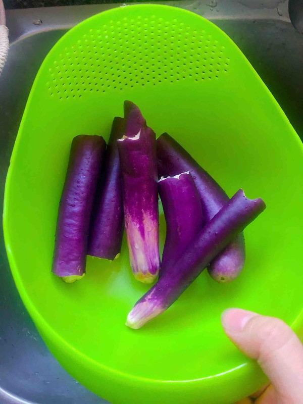 手撕茄子的做法-醬香味拌菜譜-易網<a href=http://www.jsjjzhkt.cn/ target=_blank class=infotextkey>健康養生</a>網 手撕茄子的做法-醬香味拌菜譜