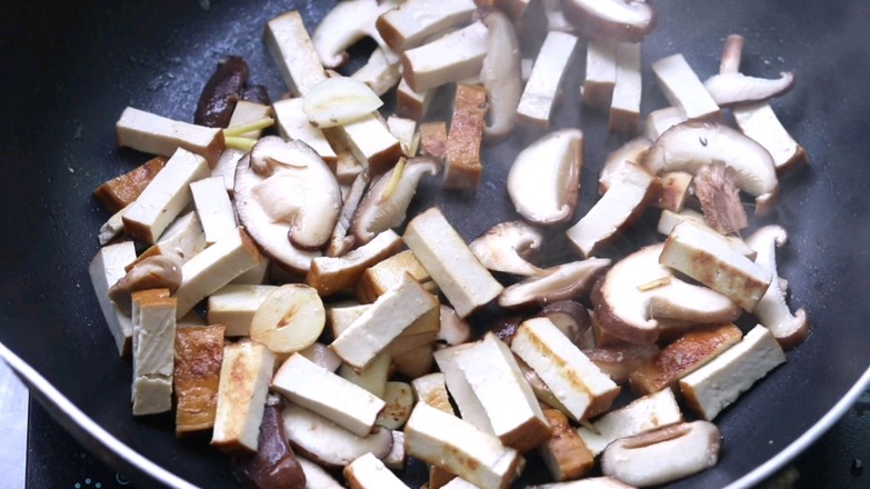 油面筋炒熏干的做法-家常味炒菜譜-易網健康養生網 油面筋炒熏干的做法-家常味炒菜譜