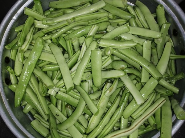 干煸四季豆的做法-家常味炒菜譜-易網<a href=http://www.jsjjzhkt.cn/ target=_blank class=infotextkey>健康養生</a>網 干煸四季豆的做法-家常味炒菜譜