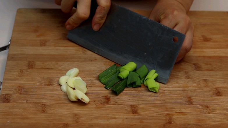 油面筋炒熏干的做法-家常味炒菜譜-易網健康養生網 油面筋炒熏干的做法-家常味炒菜譜