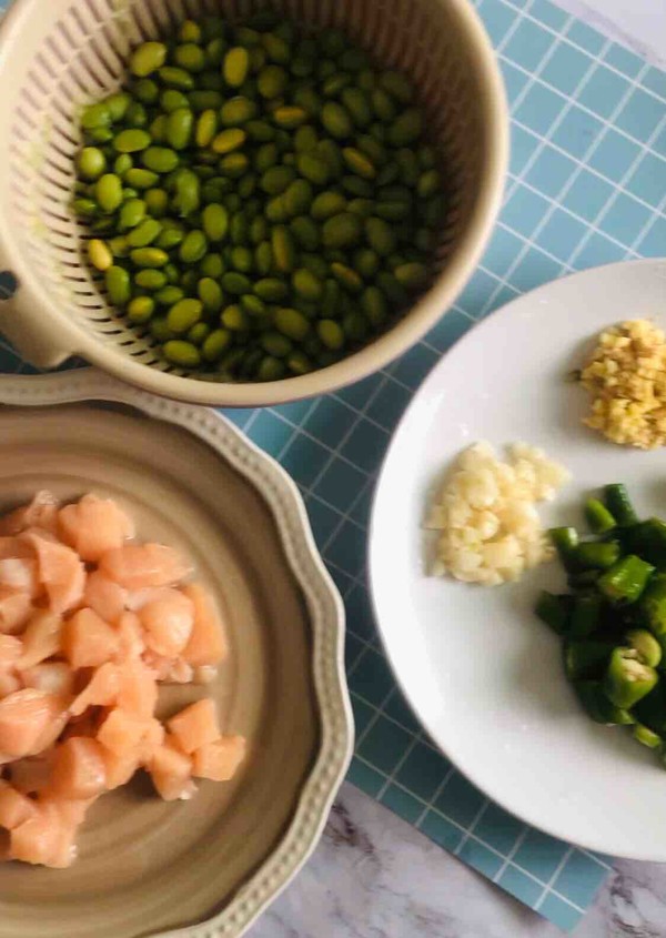 青豆雞丁的做法-家常味炒菜譜-易網<a href=http://www.jsjjzhkt.cn/ target=_blank class=infotextkey>健康養生</a>網 青豆雞丁的做法-家常味炒菜譜