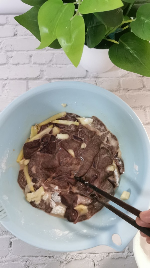 嫩爆豬肝的做法-香辣味炒菜譜-易網(wǎng)健康養(yǎng)生網(wǎng) 嫩爆豬肝的做法-香辣味炒菜譜