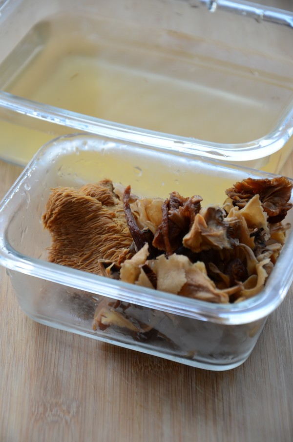 菌菇燉雞湯的做法-家常味燉菜譜-易網(wǎng)健康養(yǎng)生網(wǎng) 菌菇燉雞湯的做法-家常味燉菜譜