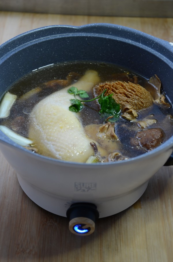 菌菇燉雞湯的做法-家常味燉菜譜-易網(wǎng)健康養(yǎng)生網(wǎng) 菌菇燉雞湯的做法-家常味燉菜譜