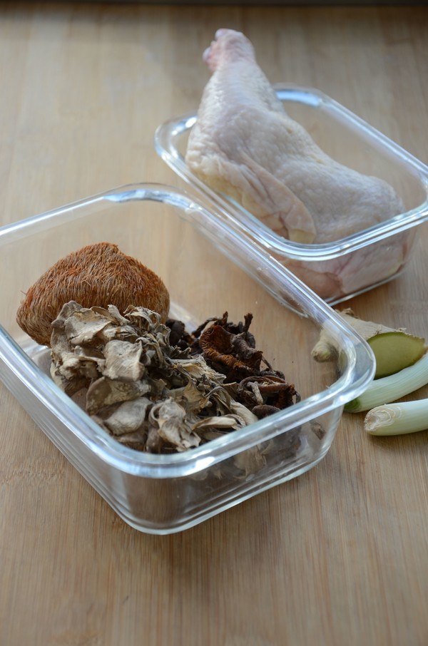 菌菇燉雞湯的做法-家常味燉菜譜-易網(wǎng)<a href=http://www.jsjjzhkt.cn/ target=_blank class=infotextkey>健康養(yǎng)生</a>網(wǎng) 菌菇燉雞湯的做法-家常味燉菜譜