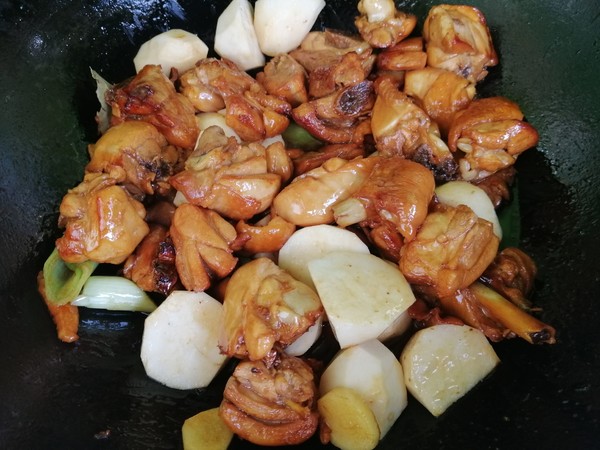 芋頭燒雞塊的做法-家常味燉菜譜