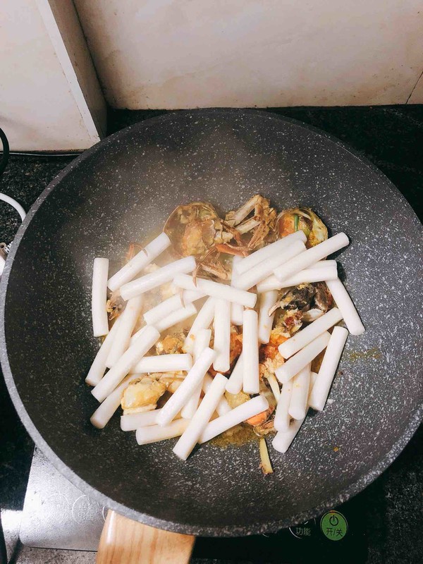 螃蟹炒年糕的做法-咸鮮味炒菜譜-易網健康養生網 螃蟹炒年糕的做法-咸鮮味炒菜譜