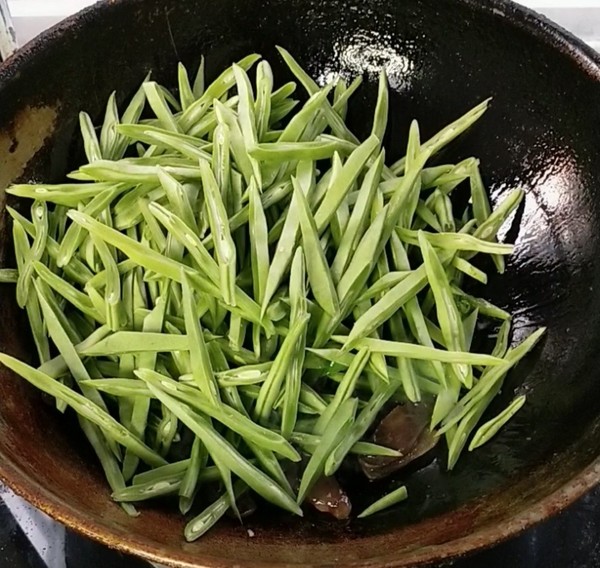 臘腸炒四季豆的做法-咸鮮味炒菜譜-易網健康養生網 臘腸炒四季豆的做法-咸鮮味炒菜譜