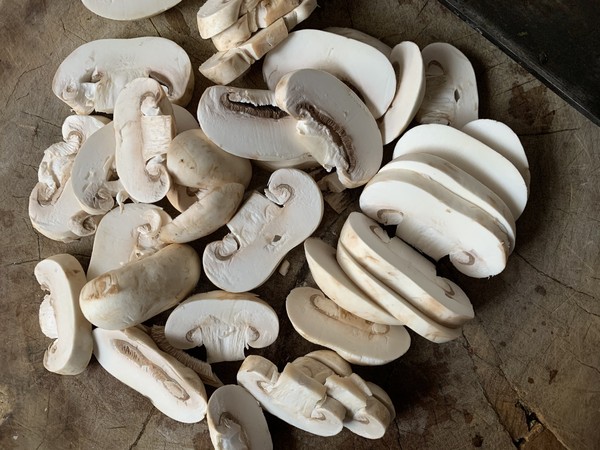 黑椒煎蘑菇的做法-咸鮮味煎菜譜-易網健康養生網 黑椒煎蘑菇的做法-咸鮮味煎菜譜