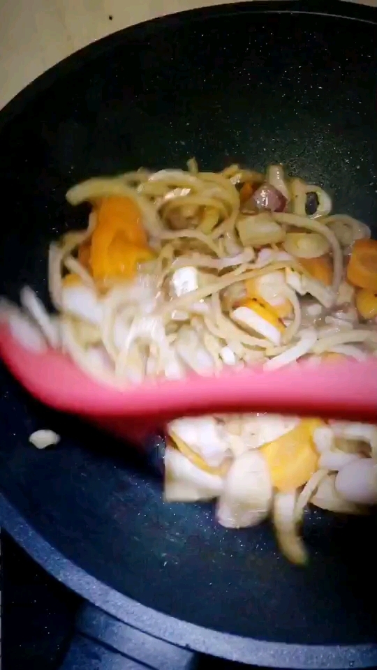 洋蔥炒肉片的做法-家常味炒菜譜-易網健康養生網 洋蔥炒肉片的做法-家常味炒菜譜