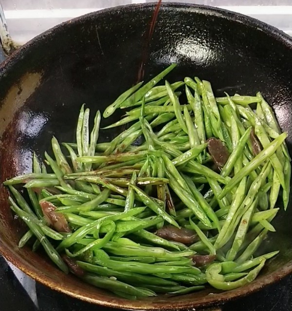 臘腸炒四季豆的做法-咸鮮味炒菜譜-易網健康養生網 臘腸炒四季豆的做法-咸鮮味炒菜譜