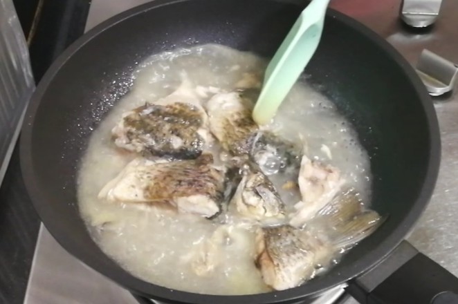 紅棗鯽魚湯的做法-家常味煮菜譜-易網健康養生網 紅棗鯽魚湯的做法-家常味煮菜譜