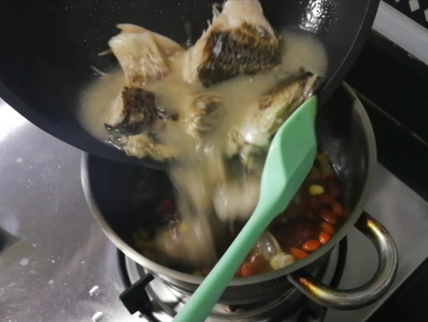 紅棗鯽魚湯的做法-家常味煮菜譜-易網健康養生網 紅棗鯽魚湯的做法-家常味煮菜譜