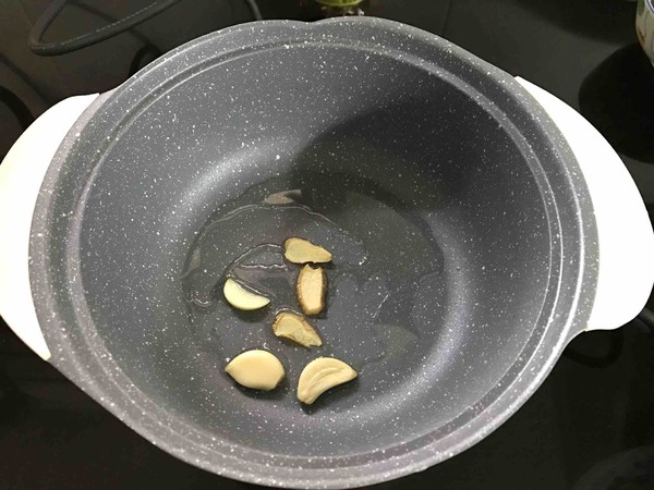 花蛤粉絲煲的做法-咸鮮味煮菜譜