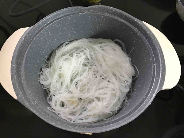 花蛤粉絲煲的做法-咸鮮味煮菜譜