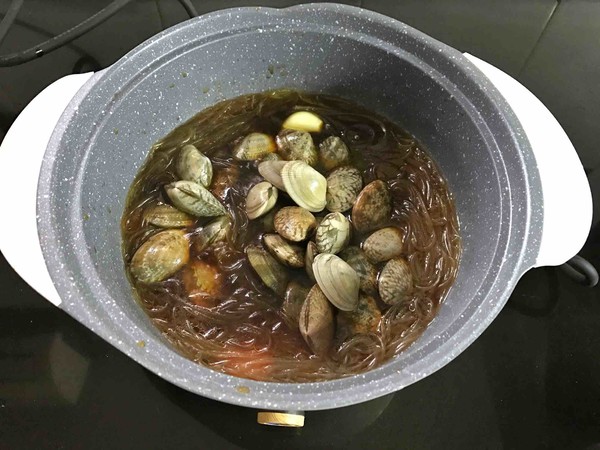 花蛤粉絲煲的做法-咸鮮味煮菜譜
