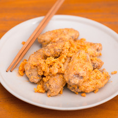 【咸蛋黃雞翅】的做法-咸鮮味炒菜譜