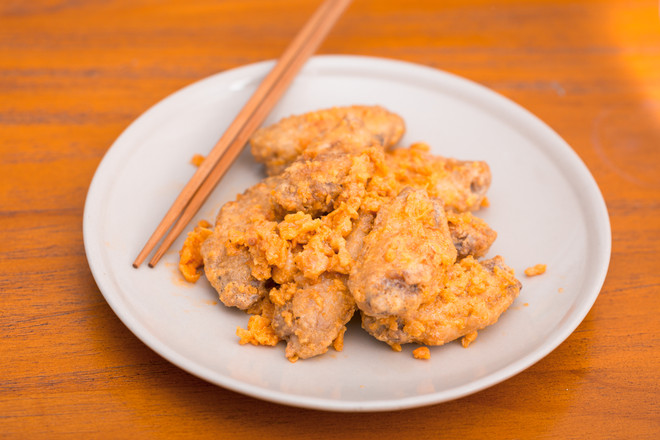 【咸蛋黃雞翅】的做法-咸鮮味炒菜譜