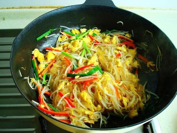 雞蛋粉絲炒綠豆芽的做法-家常味炒菜譜-易網健康養生網 雞蛋粉絲炒綠豆芽的做法-家常味炒菜譜