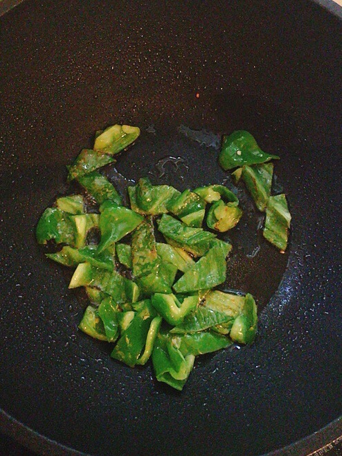 青椒炒雞的做法-咸鮮味炒菜譜