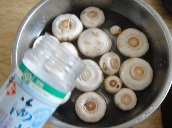 鮑汁炒蘑菇的做法-家常味炒菜譜-易網<a href=http://www.jsjjzhkt.cn/ target=_blank class=infotextkey>健康養生</a>網 鮑汁炒蘑菇的做法-家常味炒菜譜