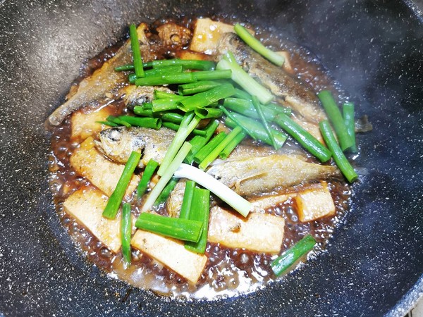 小黃魚燒豆腐的做法-咸鮮味燒菜譜-易網健康養生網 小黃魚燒豆腐的做法-咸鮮味燒菜譜