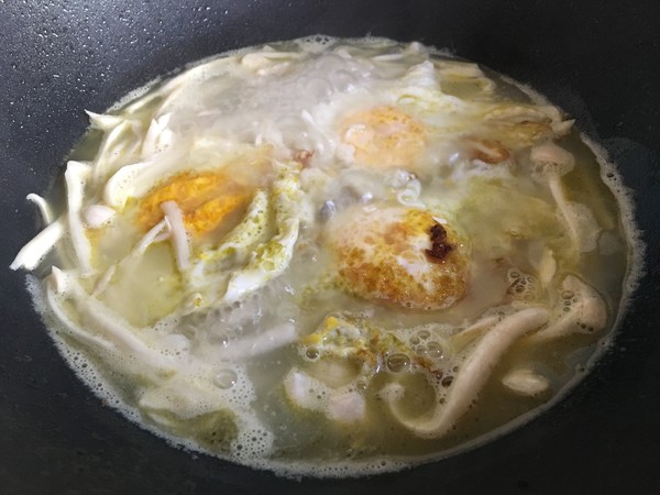 荷包蛋煮海鮮菇的做法-家常味煮菜譜