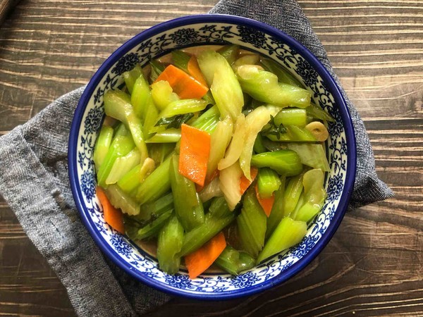 素炒芹菜的做法-家常味炒菜譜-易網(wǎng)健康養(yǎng)生網(wǎng) 素炒芹菜的做法-家常味炒菜譜